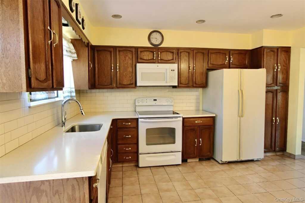 27 Skyview Lane, New Rochelle, NY 10804 - Photo 5 of 15