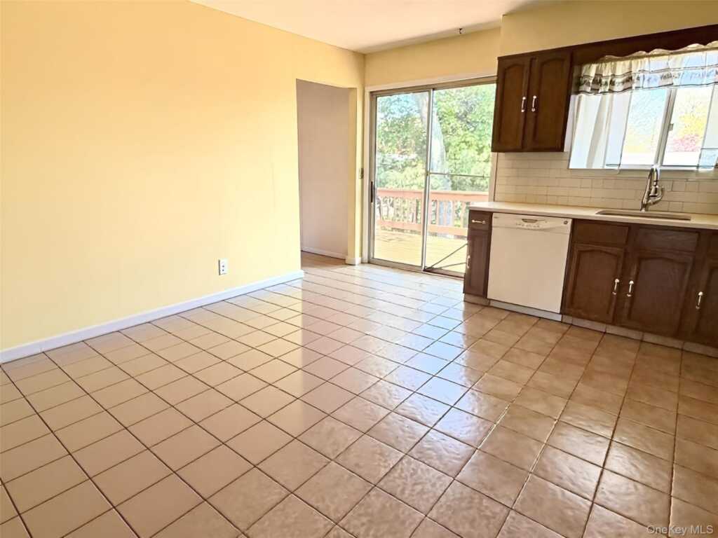 27 Skyview Lane, New Rochelle, NY 10804 - Photo 6 of 15
