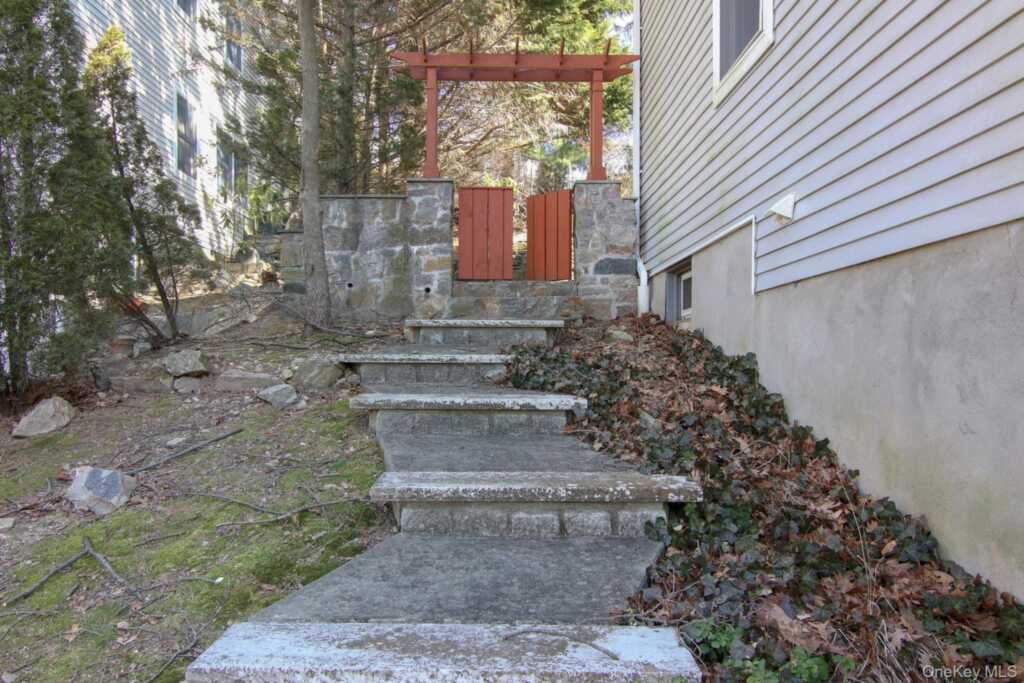 4 Manor Place, White Plains, NY 10605 - Photo 30 of 32