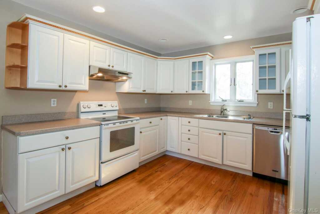 4 Manor Place, White Plains, NY 10605 - Photo 6 of 32