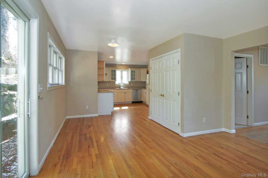 4 Manor Place, White Plains, NY 10605 - Photo 7 of 32