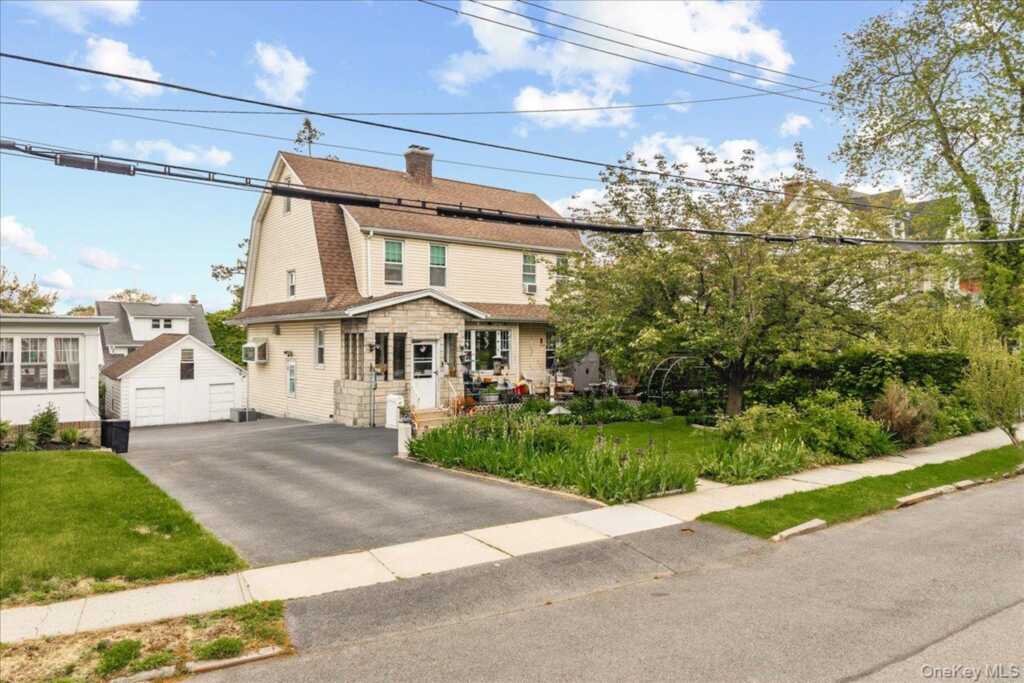 27 Faneuil Place, New Rochelle, NY 10801