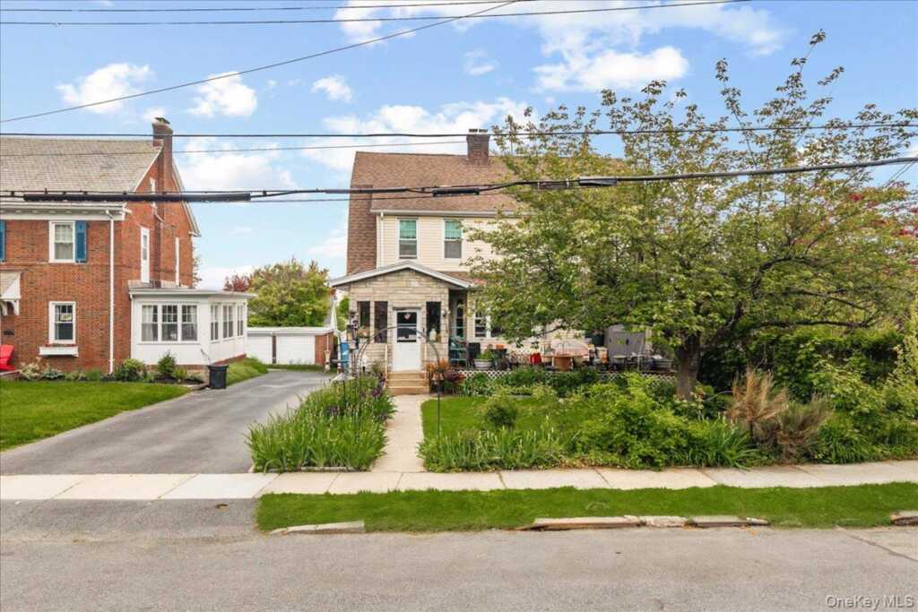 27 Faneuil Place, New Rochelle, NY 10801 - Photo 2 of 34