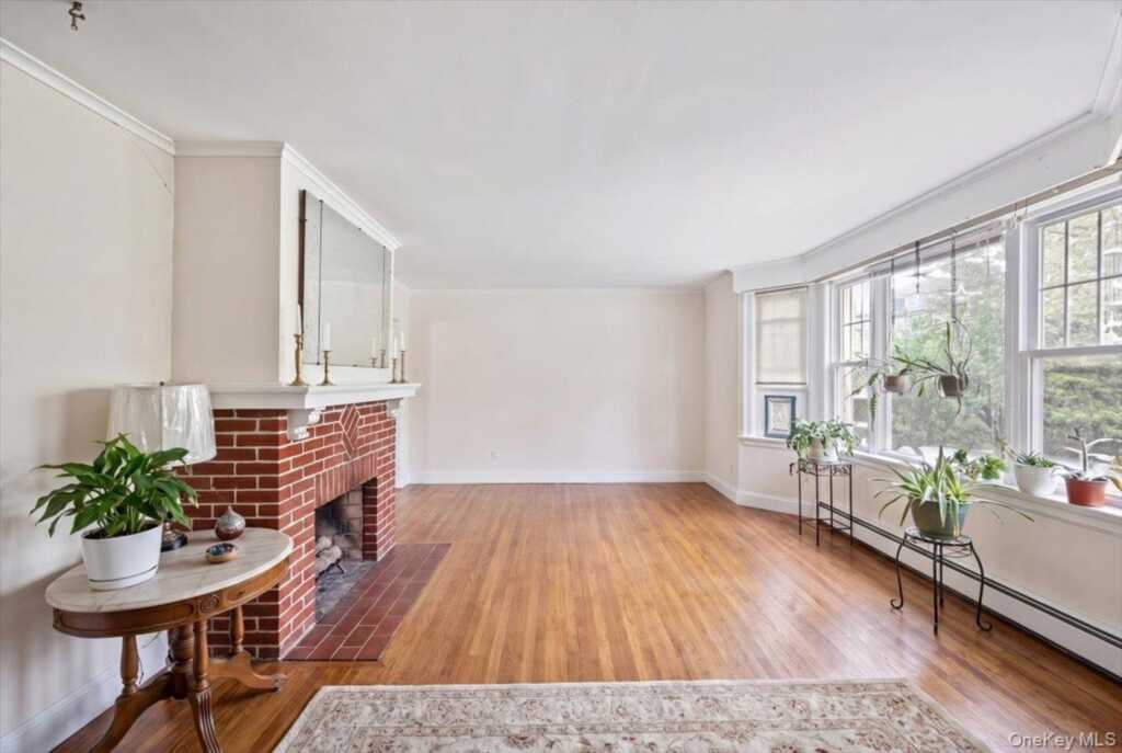 27 Faneuil Place, New Rochelle, NY 10801 - Photo 4 of 34