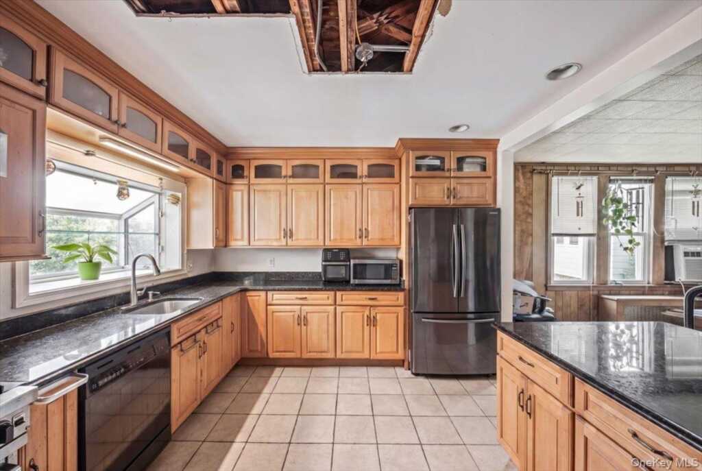 27 Faneuil Place, New Rochelle, NY 10801 - Photo 6 of 34