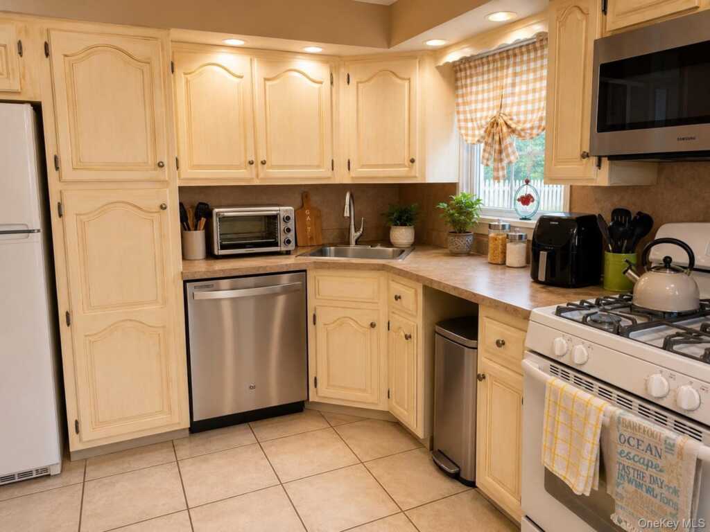 61 E Hall Avenue, Unit #New City, NY 10956, New City, NY 10956 - Photo 6 of 21