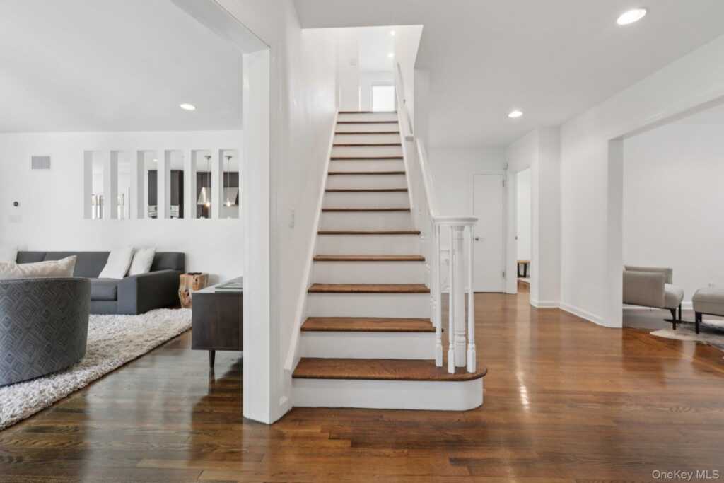 187 Thornbury Road, New Rochelle, NY 10583 - Photo 4 of 37