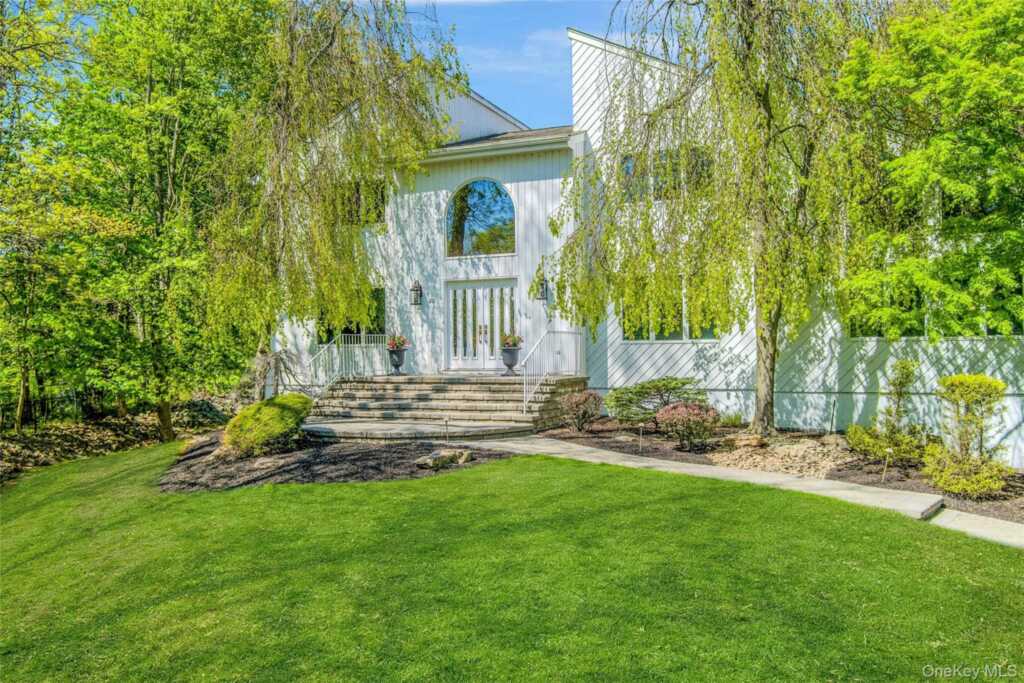 20 Sandstone Trail, New City, NY 10956