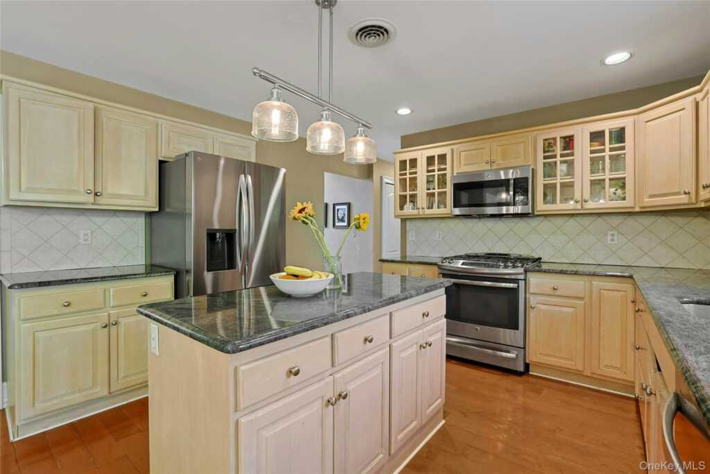 20 Sandstone Trail, New City, NY 10956 - Photo 18 of 40
