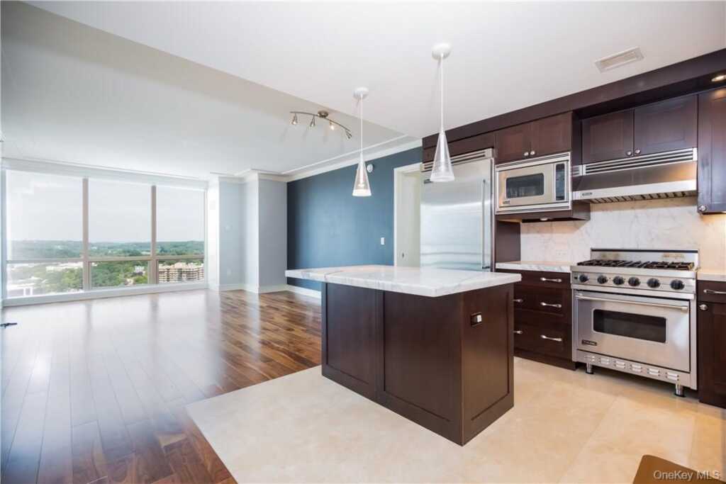 1 Renaissance Square, Unit #21F, White Plains, NY 10601 - Photo 2 of 15