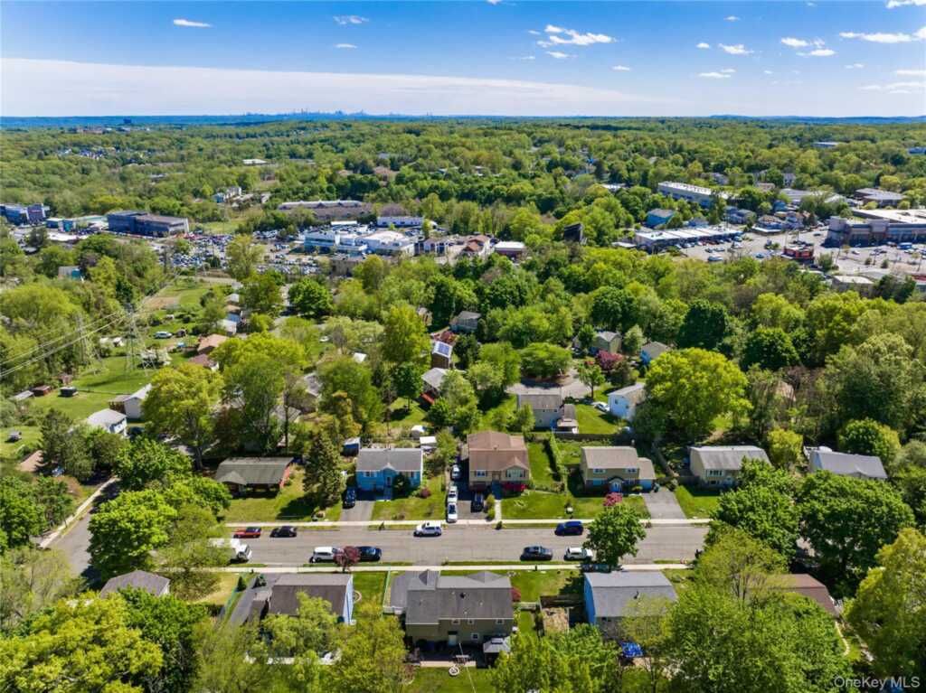 18 Valley Drive, Nanuet, NY 10954 - Photo 5 of 34