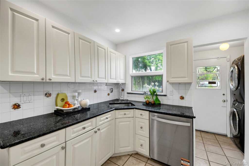 10 Cherry Avenue, New Rochelle, NY 10801 - Photo 3 of 44