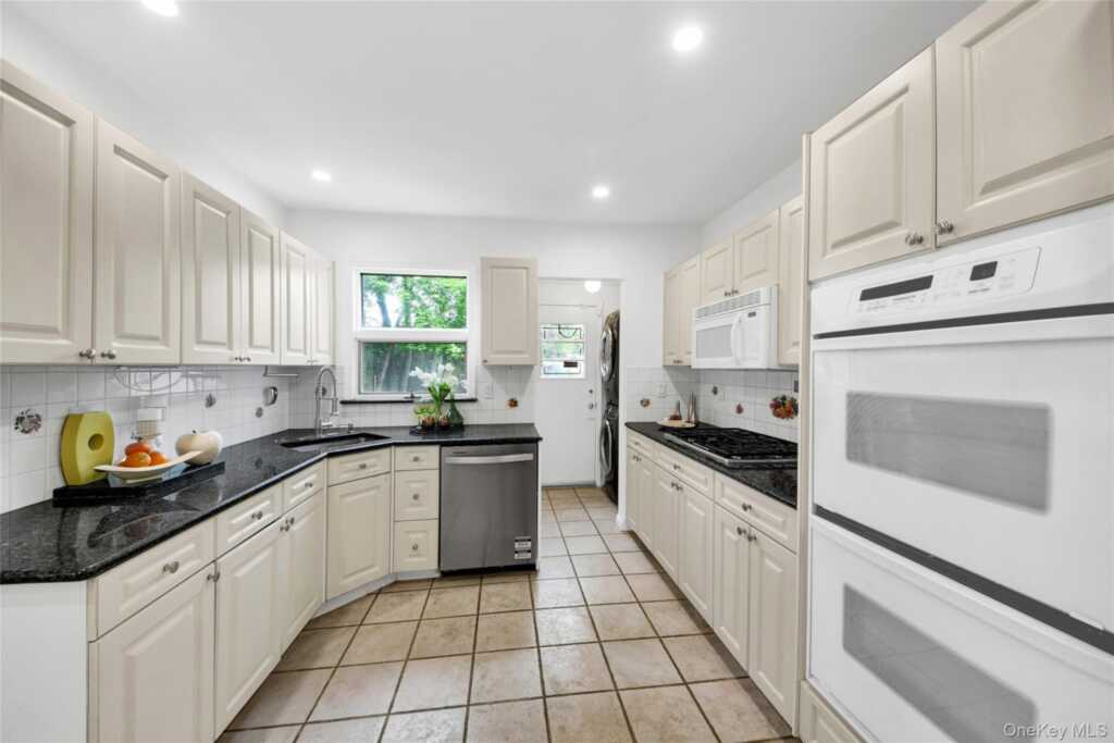10 Cherry Avenue, New Rochelle, NY 10801 - Photo 4 of 44