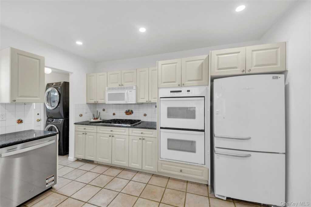 10 Cherry Avenue, New Rochelle, NY 10801 - Photo 5 of 44