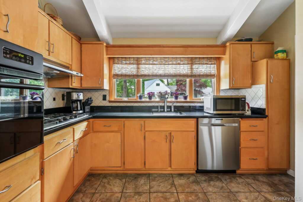 22 Stony Run, New Rochelle, NY 10804 - Photo 10 of 38