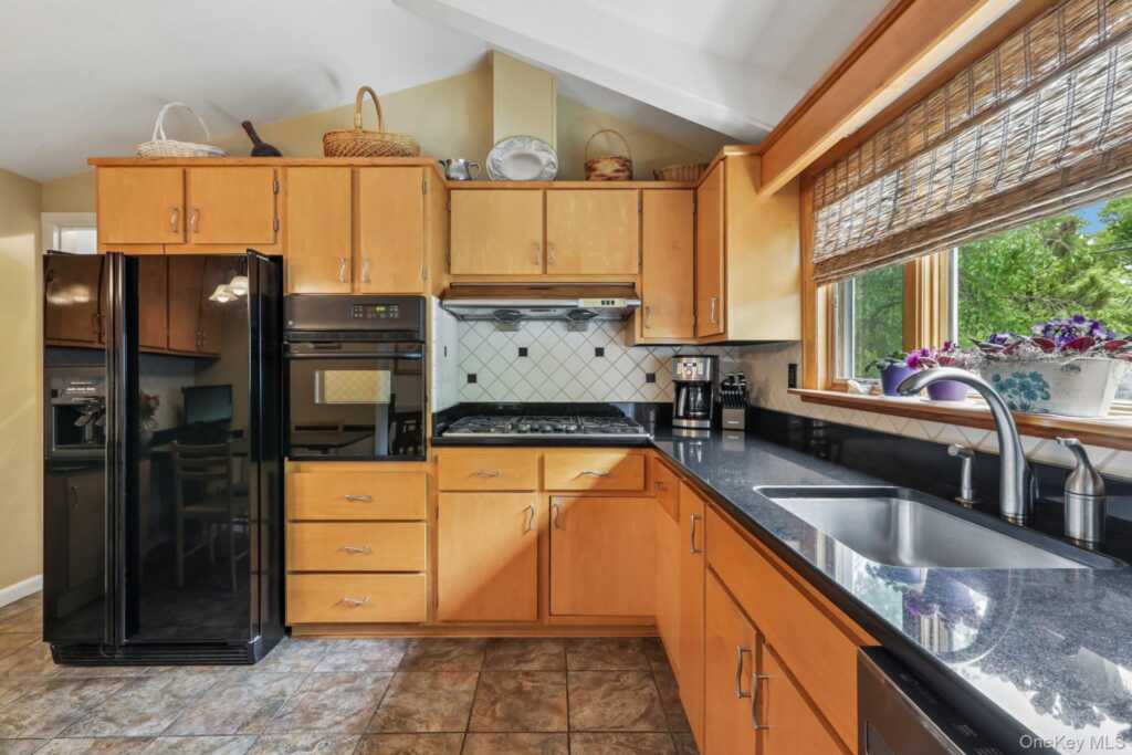 22 Stony Run, New Rochelle, NY 10804 - Photo 11 of 38