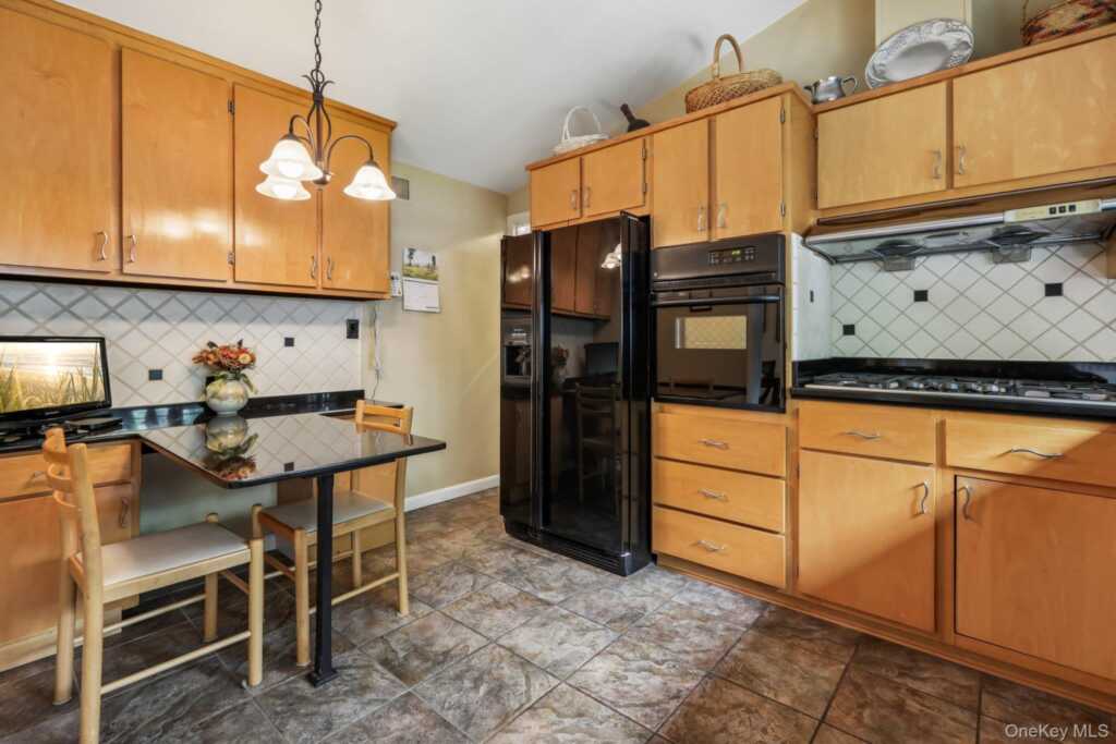 22 Stony Run, New Rochelle, NY 10804 - Photo 12 of 38