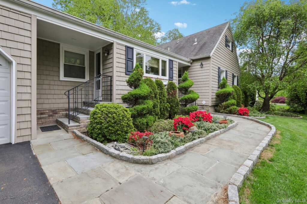 22 Stony Run, New Rochelle, NY 10804 - Photo 2 of 38