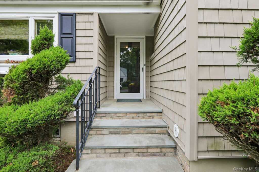 22 Stony Run, New Rochelle, NY 10804 - Photo 3 of 38