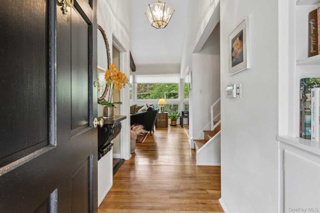22 Stony Run, New Rochelle, NY 10804 - Photo 4 of 38
