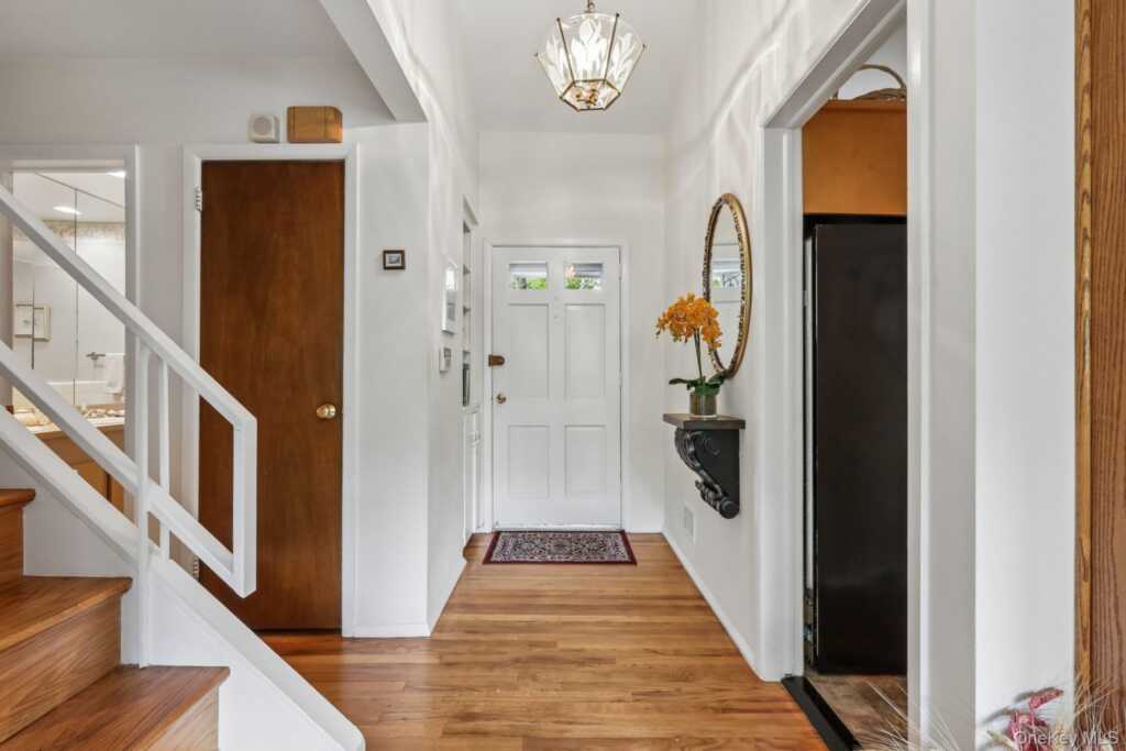 22 Stony Run, New Rochelle, NY 10804 - Photo 5 of 38