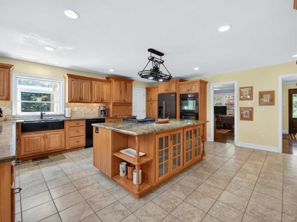 22 E Mayer Drive, Suffern, NY 10901 - Photo 10 of 39