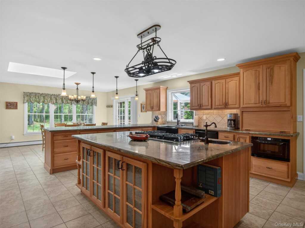 22 E Mayer Drive, Suffern, NY 10901 - Photo 11 of 39