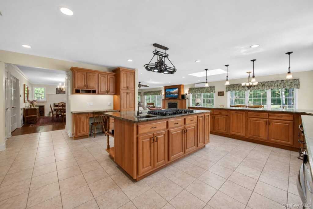 22 E Mayer Drive, Suffern, NY 10901 - Photo 12 of 39