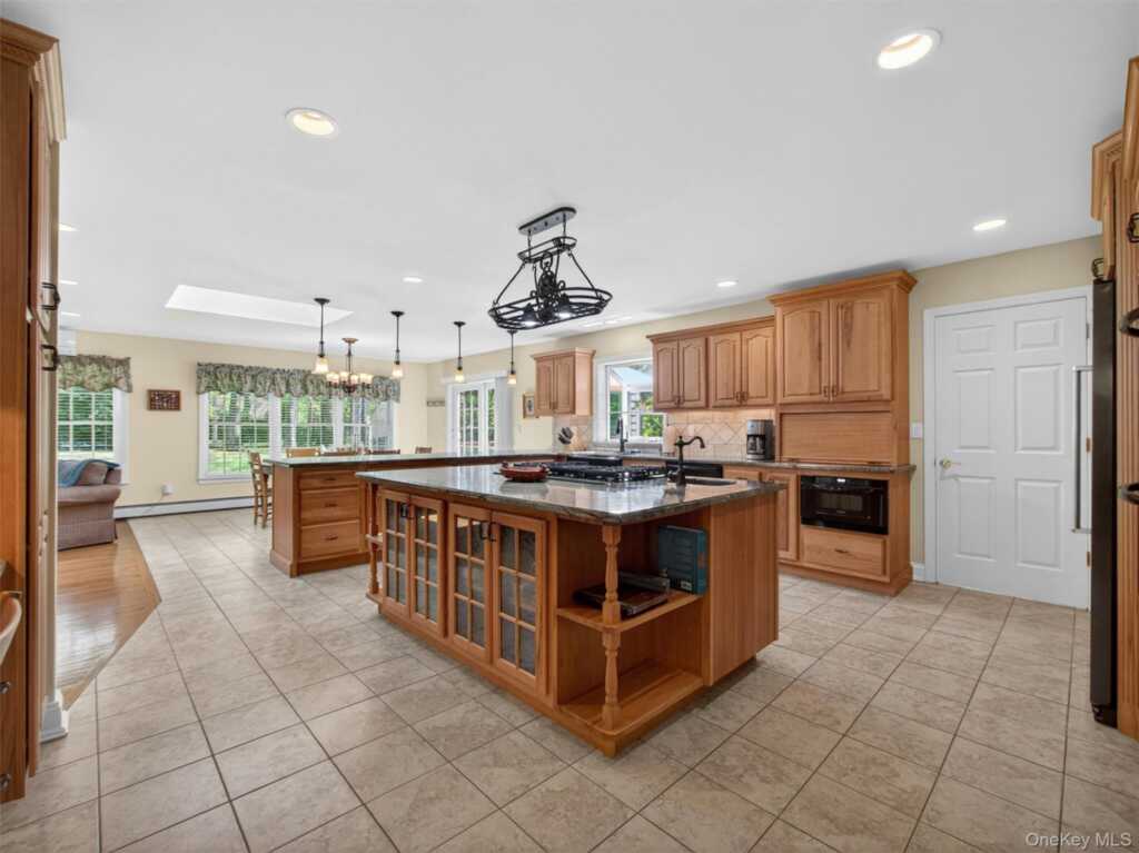 22 E Mayer Drive, Suffern, NY 10901 - Photo 7 of 39