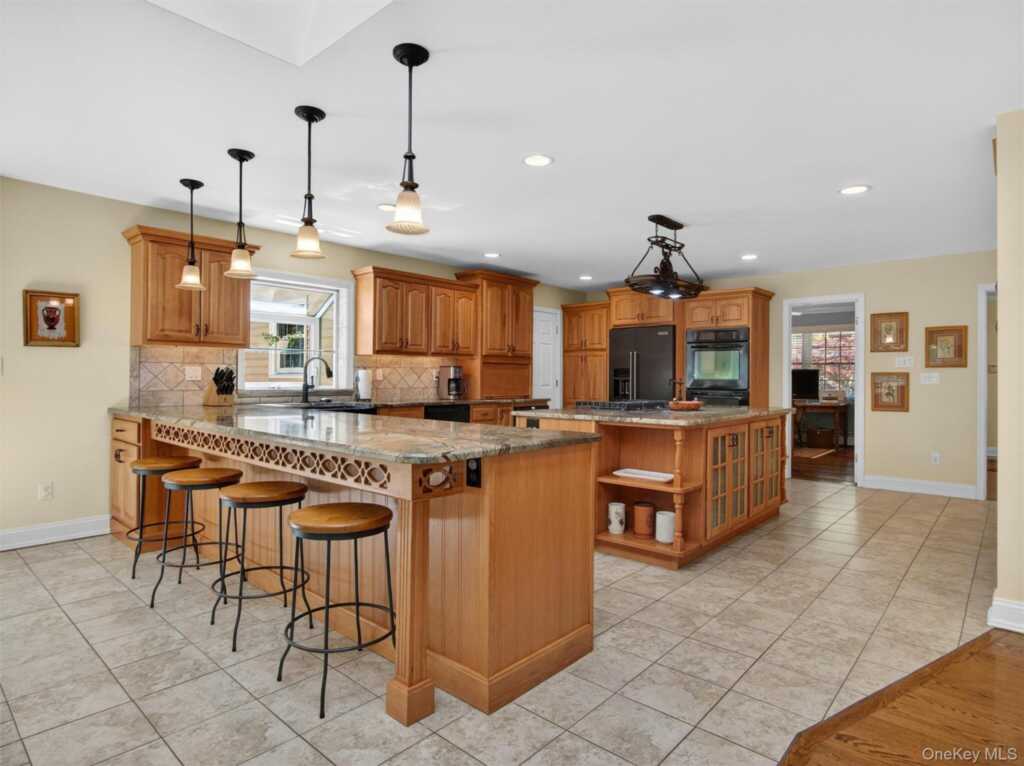22 E Mayer Drive, Suffern, NY 10901 - Photo 9 of 39
