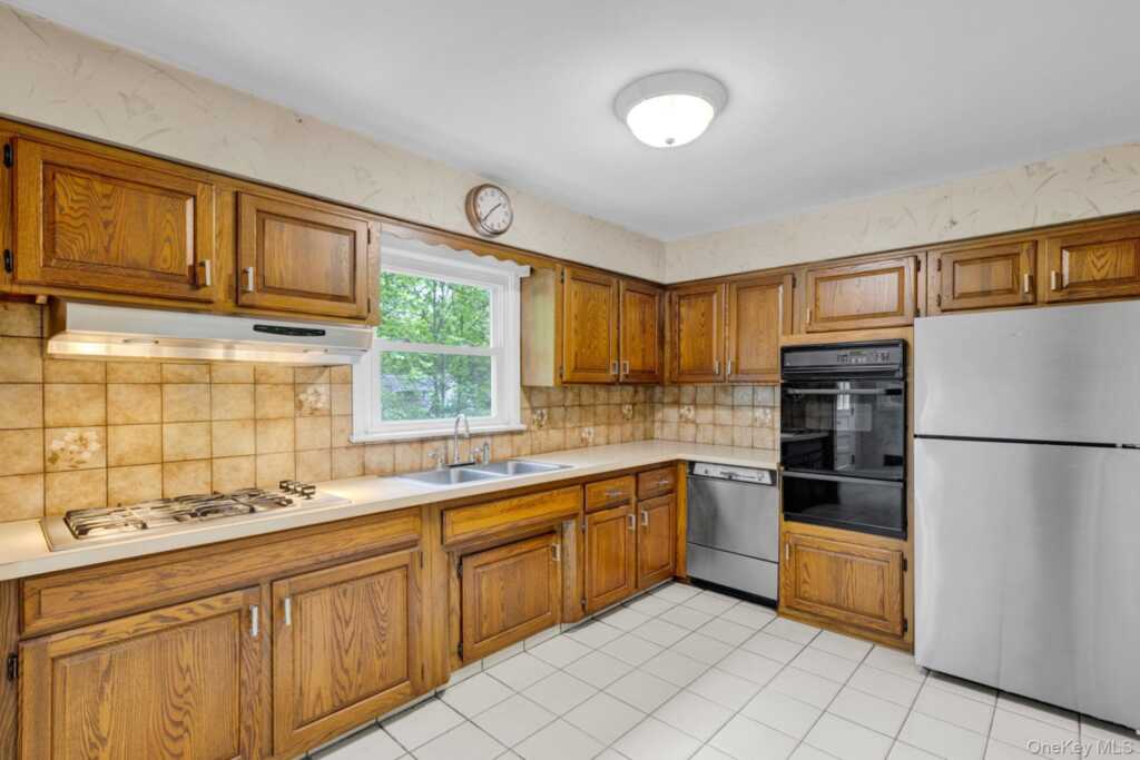 16 Oak Road, New City, NY 10956 - Photo 9 of 34