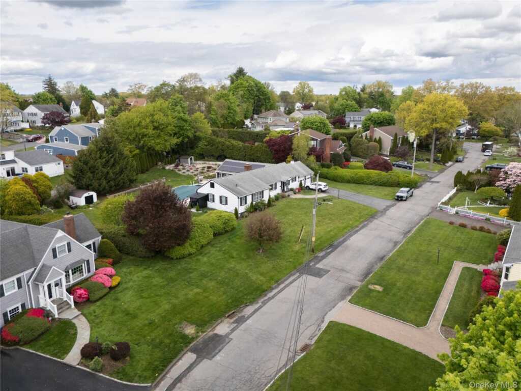 20 Priscilla Lane, Rye, NY 10573 - Photo 4 of 29