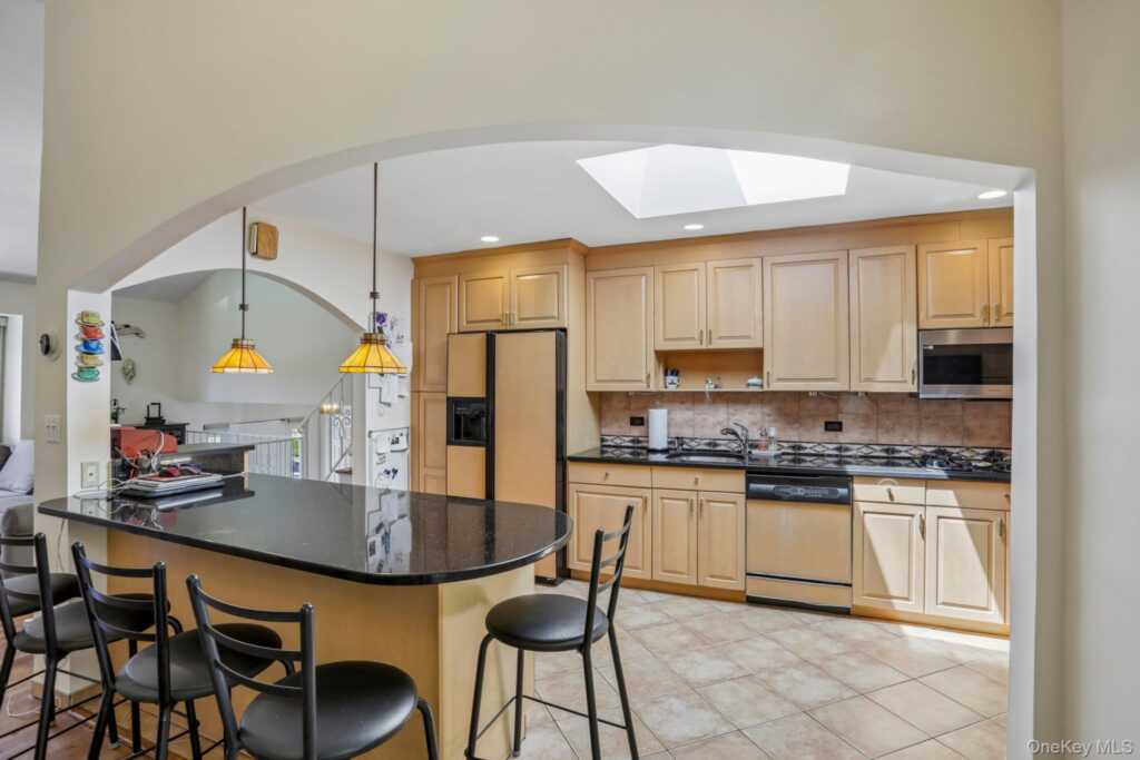 53 Shepherds Drive, New Rochelle, NY 10583 - Photo 10 of 31