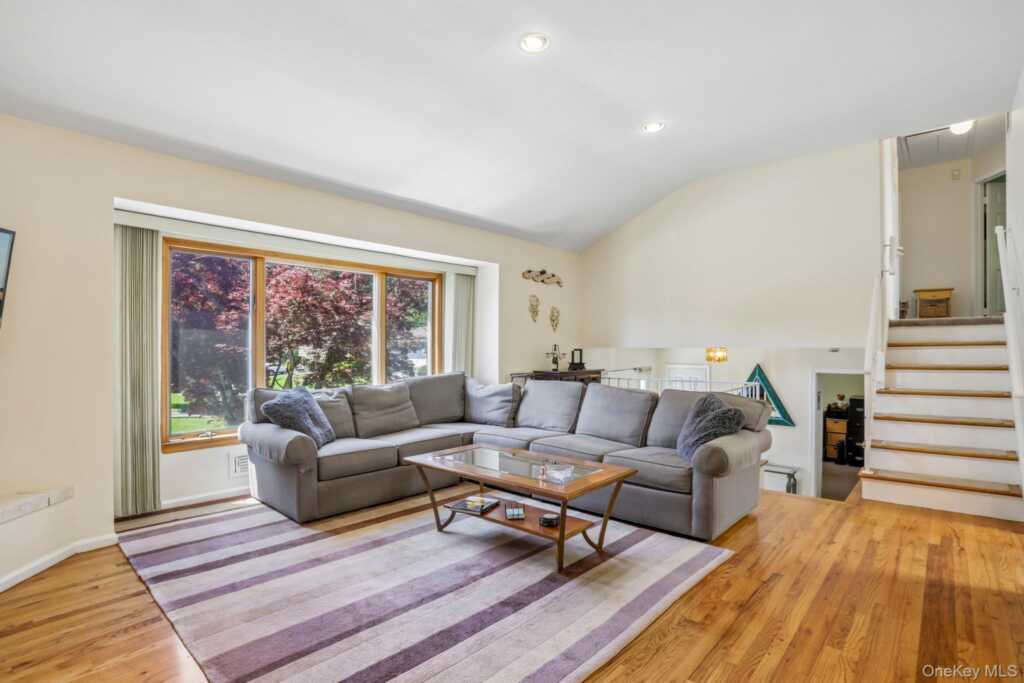 53 Shepherds Drive, New Rochelle, NY 10583 - Photo 4 of 31