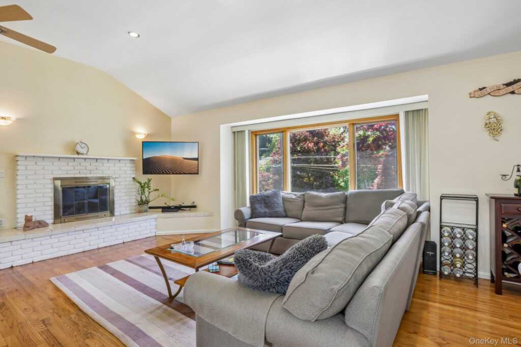 53 Shepherds Drive, New Rochelle, NY 10583 - Photo 5 of 31