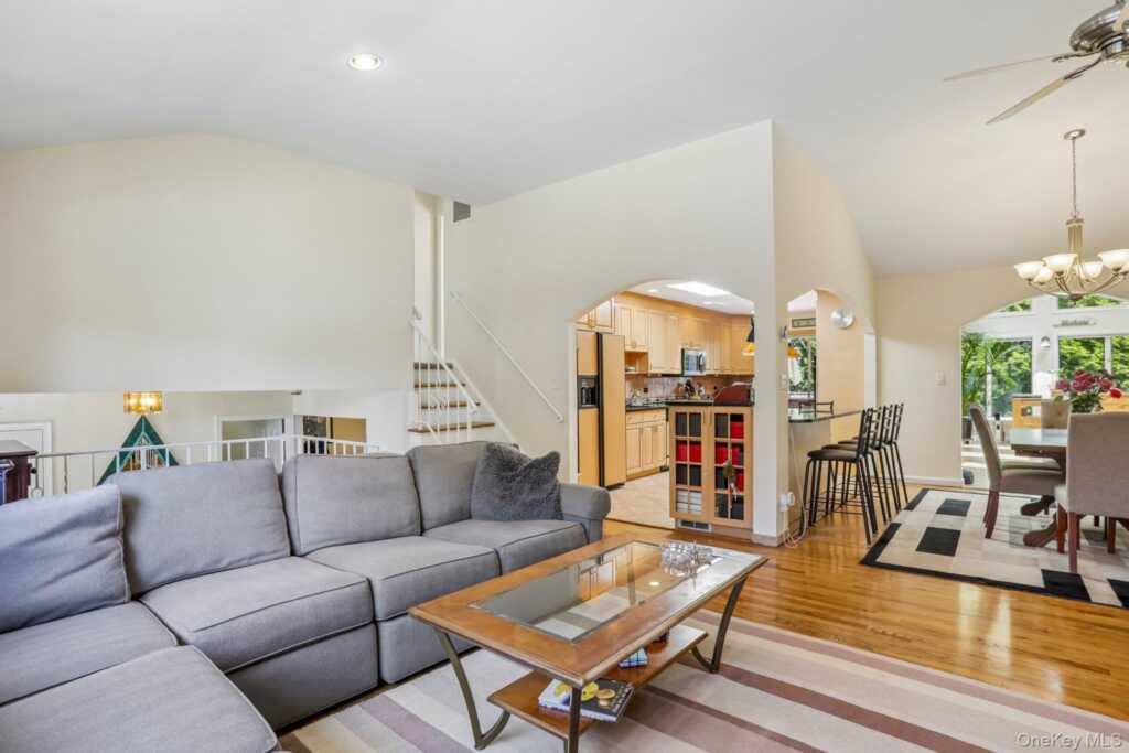 53 Shepherds Drive, New Rochelle, NY 10583 - Photo 6 of 31