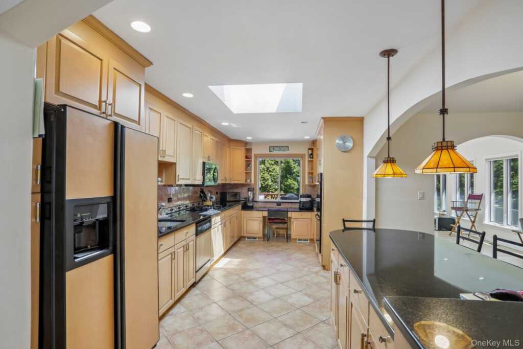 53 Shepherds Drive, New Rochelle, NY 10583 - Photo 9 of 31