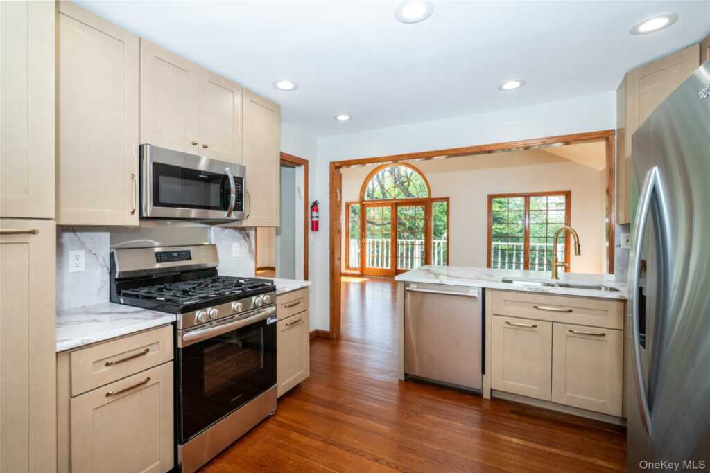 177 Puritan Drive, New Rochelle, NY 10583 - Photo 16 of 38