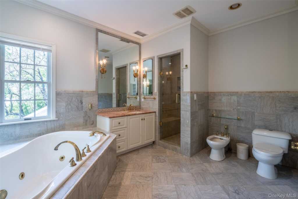 177 Puritan Drive, New Rochelle, NY 10583 - Photo 22 of 38