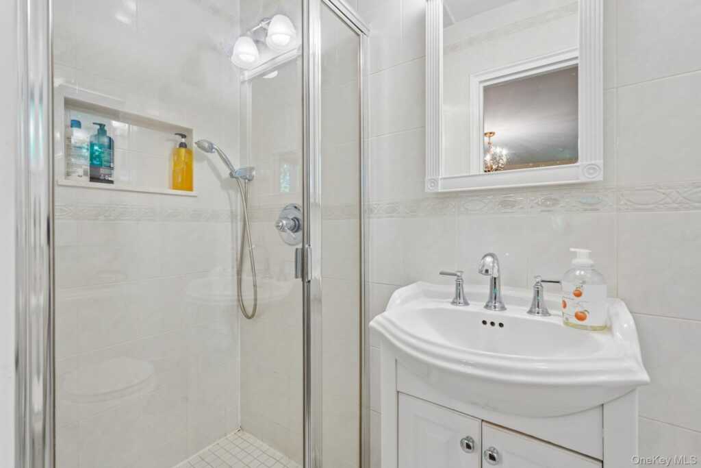 36 Chatham Road, New Rochelle, NY 10804 - Photo 16 of 44