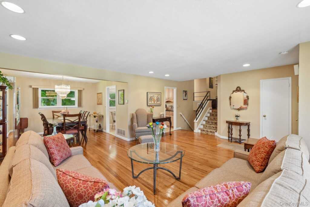 36 Chatham Road, New Rochelle, NY 10804 - Photo 4 of 44