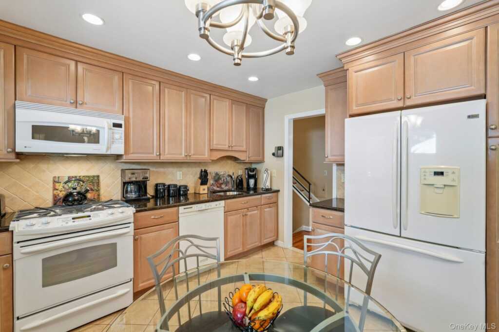 36 Chatham Road, New Rochelle, NY 10804 - Photo 8 of 44