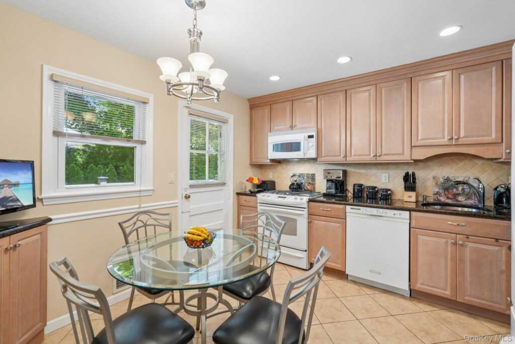 36 Chatham Road, New Rochelle, NY 10804 - Photo 9 of 44