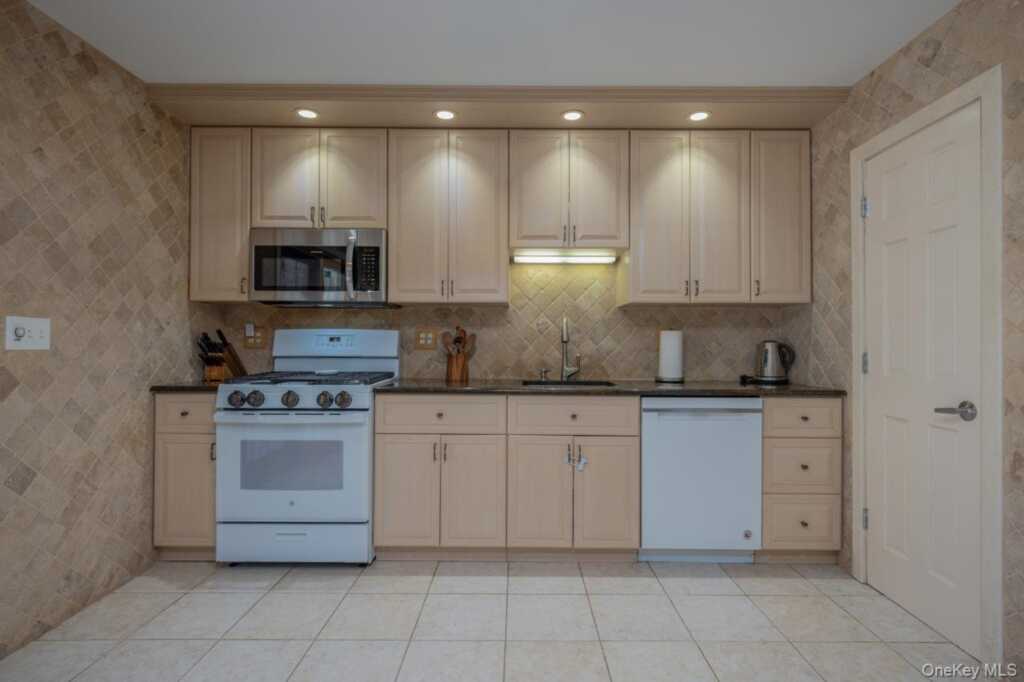 4 Apple Court, Nanuet, NY 10954 - Photo 10 of 31