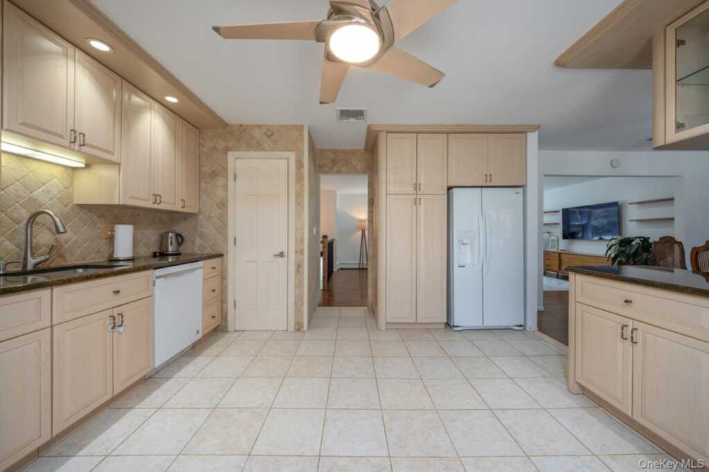 4 Apple Court, Nanuet, NY 10954 - Photo 11 of 31