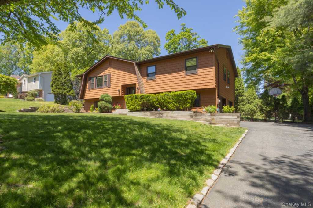 4 Apple Court, Nanuet, NY 10954 - Photo 2 of 31