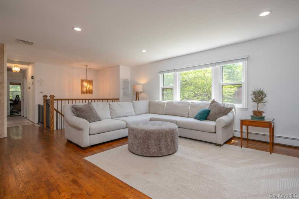 4 Apple Court, Nanuet, NY 10954 - Photo 4 of 31