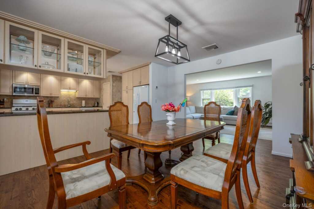 4 Apple Court, Nanuet, NY 10954 - Photo 8 of 31