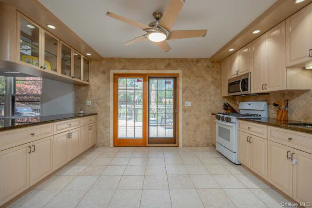 4 Apple Court, Nanuet, NY 10954 - Photo 9 of 31