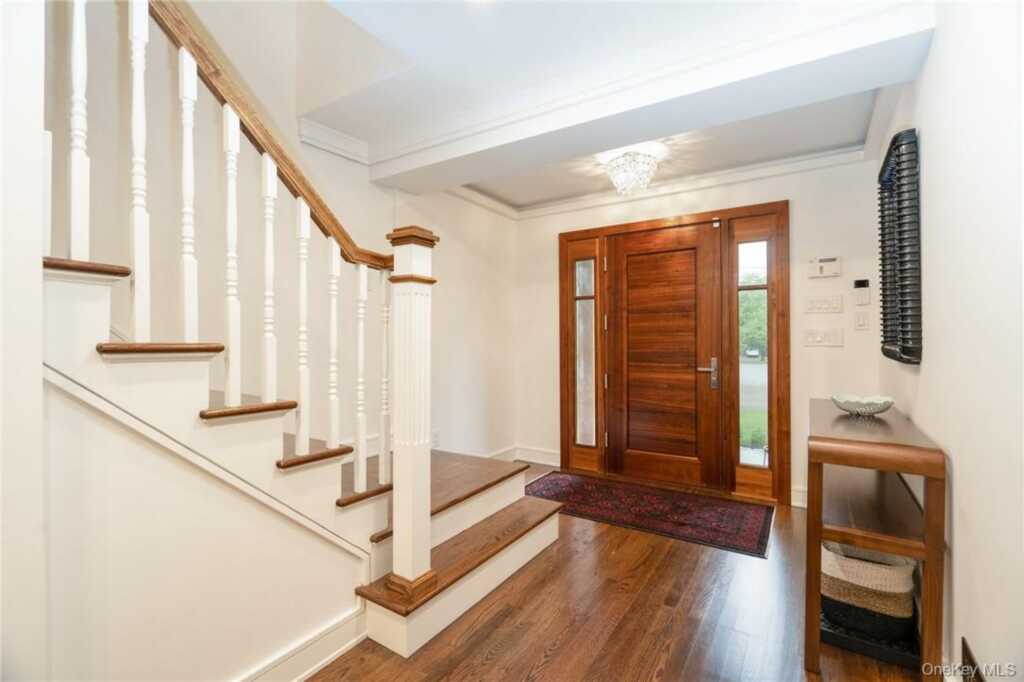 10 Loewen Court, Rye, NY 10580 - Photo 4 of 35
